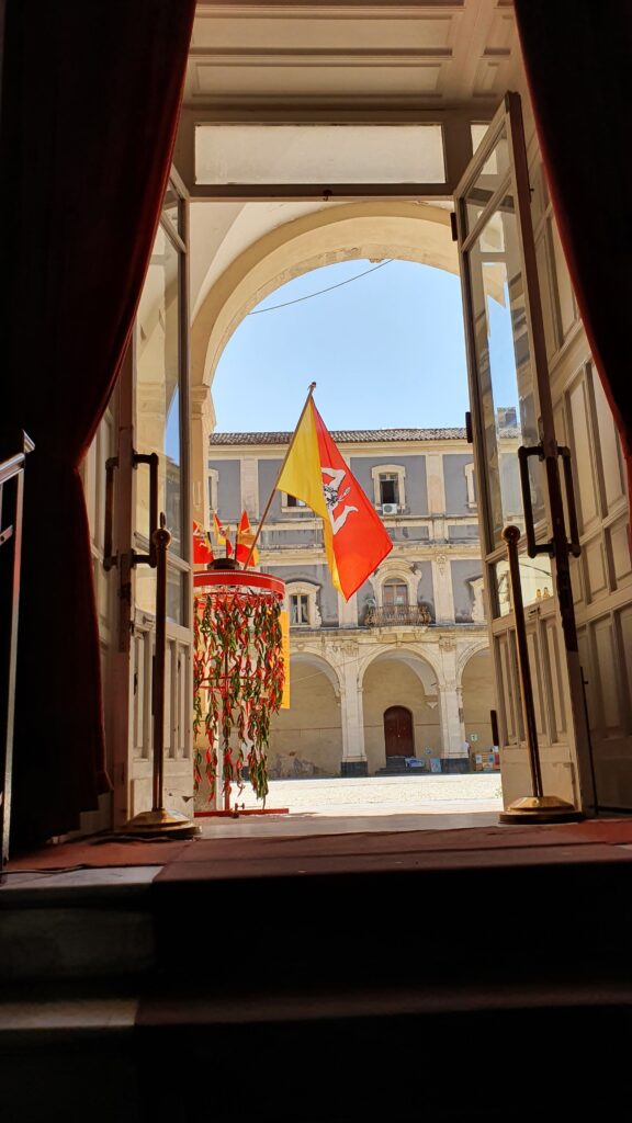 Autonomia siciliana: bandiera che sventola