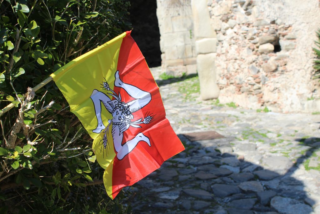 Bandiera siciliana: rossa e giallo con al centro la Trinacria