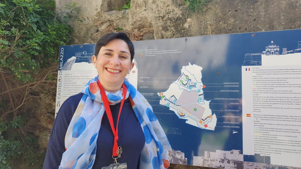 Guida turistica all'ingresso del castello di Milazzo